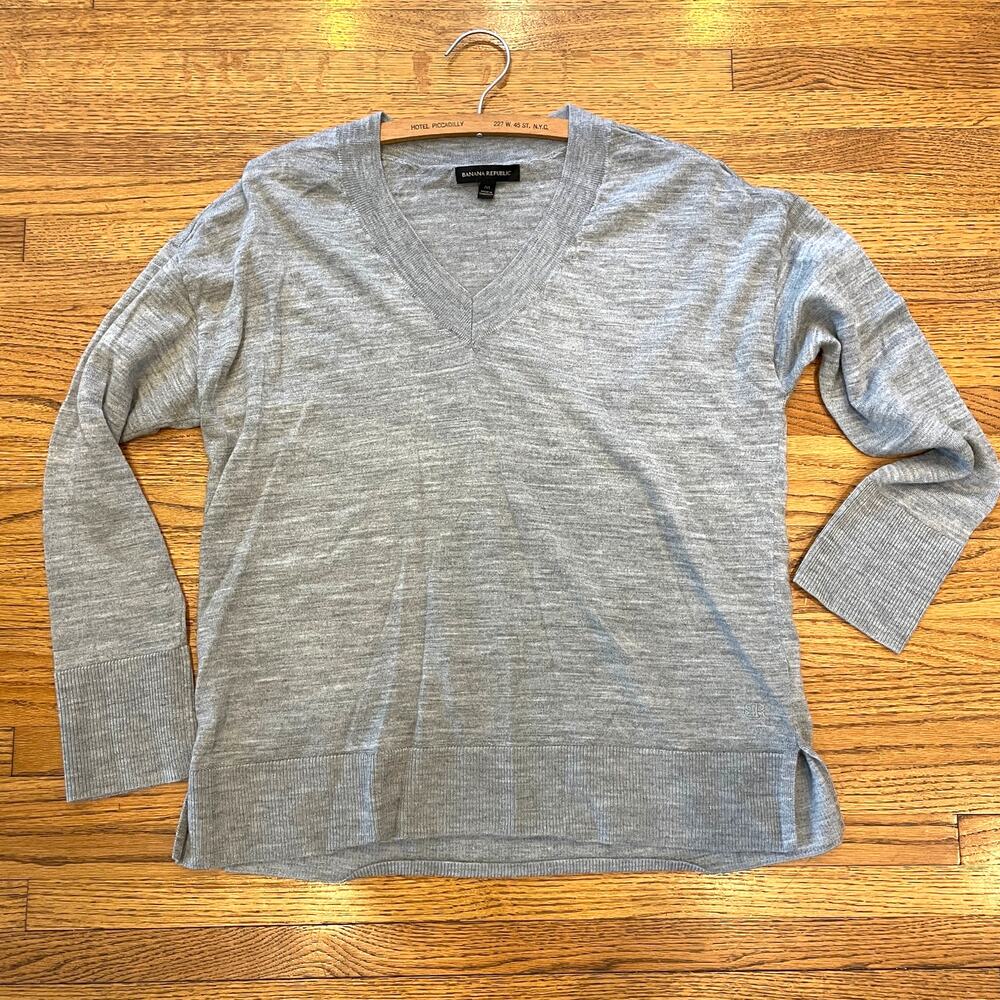 Banana Republic Gray V-Neck 100% Merino Wool Sweater Women’s Sz M EUC